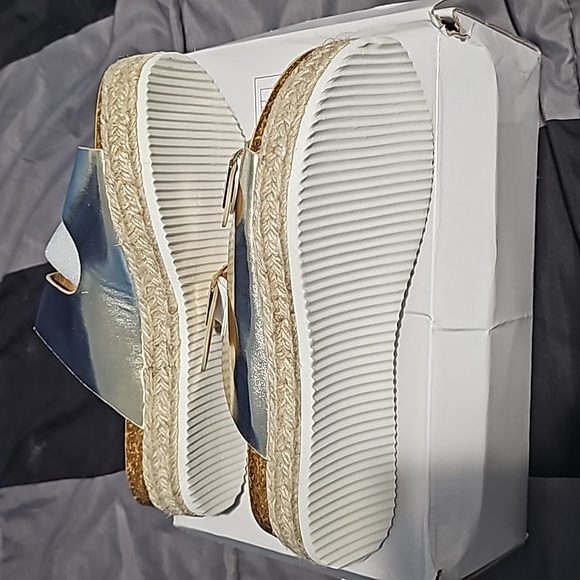 NEW Gold Metallic Sandal Espadrilles Sz 8 Fashion New in Box - Picture 3 of 4
